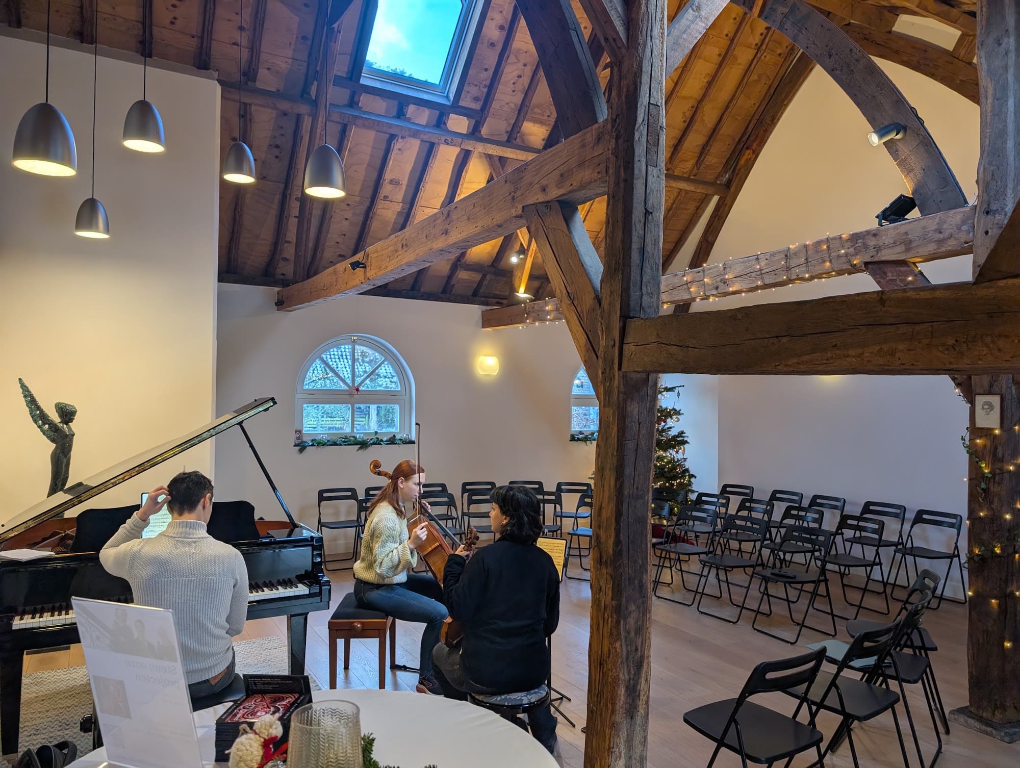 Pianist en celliste repeteren in de lege zaal voor het concert