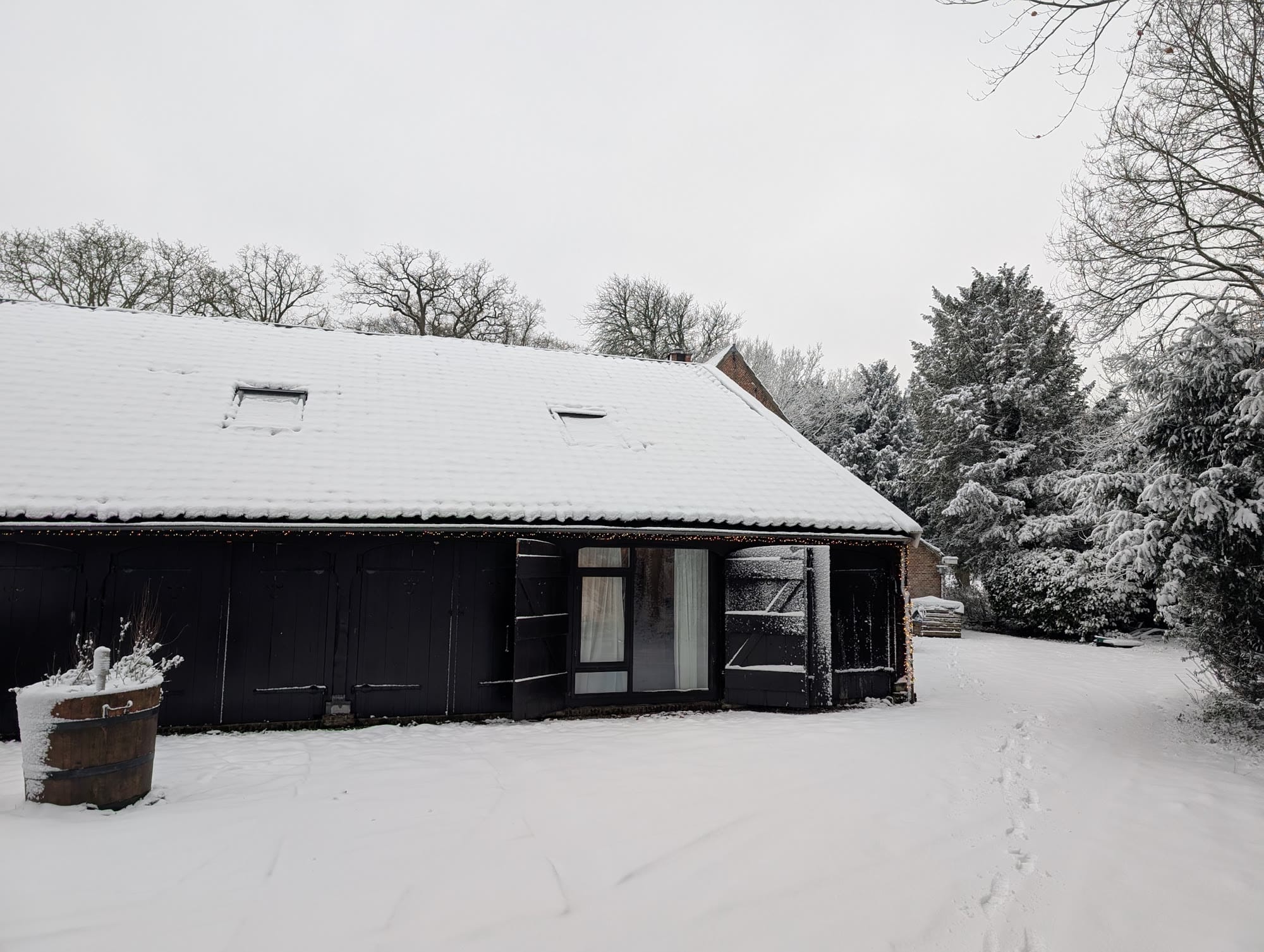 De schuur onder een laag sneeuw
